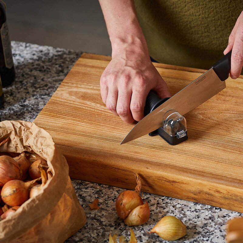 Fiskars Essential Roll-Sharp knivslip Svart