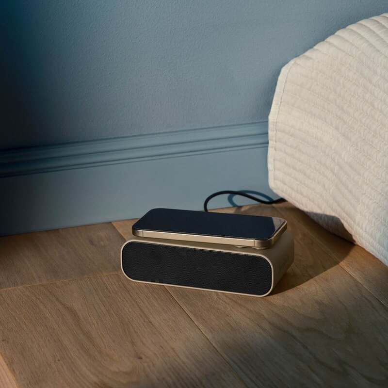 Kreafunk Wakie väckarklocka med Wake-up light och Qi 16x8x4,5 cm ivory sand