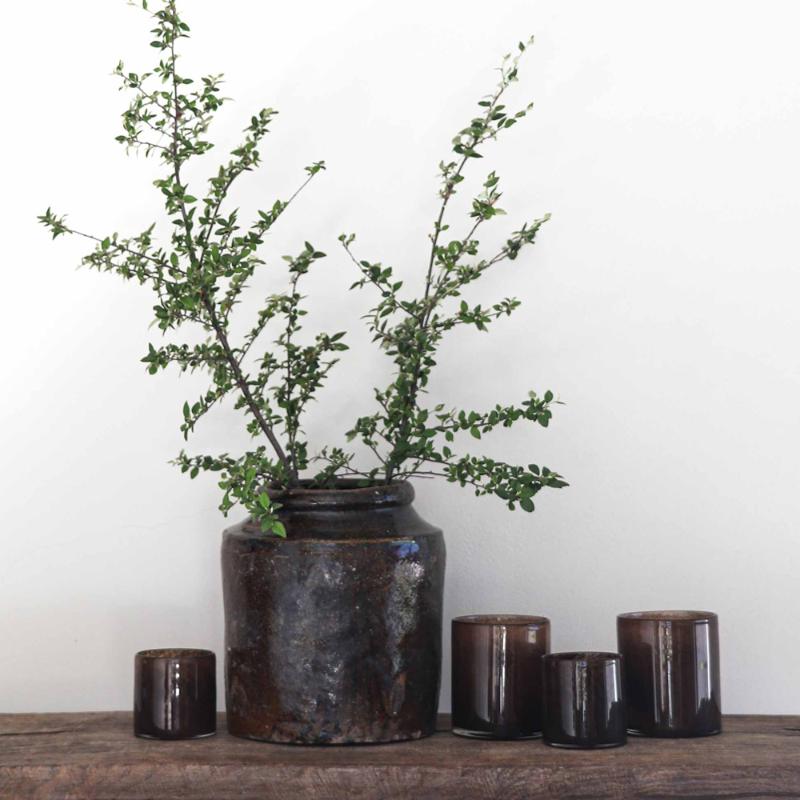 Tell Me More Lyric Ljuslykta 8x8 cm Dark Brown