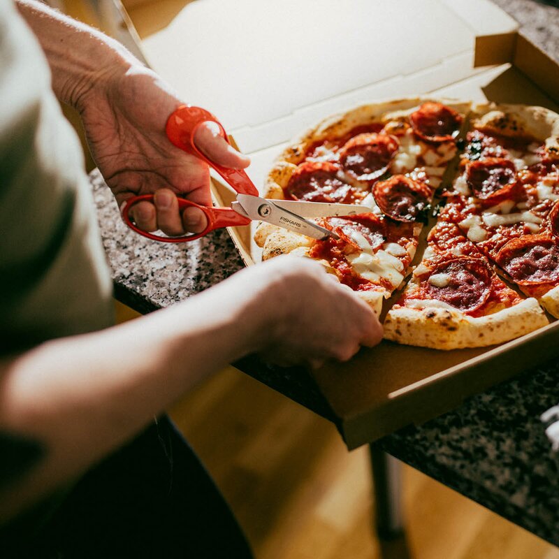 Fiskars Classic universalsax vänster 21 cm röd