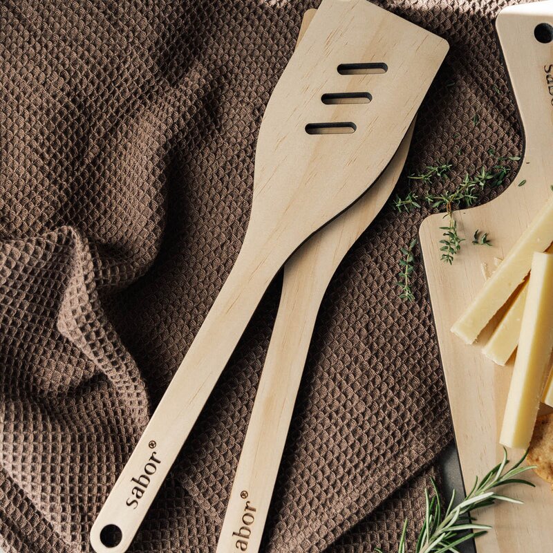 Sabor Trevig stekspade perforerad 30 cm Accoya