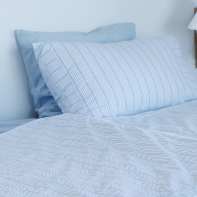 Home by Ilse Jacobsen Bedding Collection bäddset 140x220 cm + 63x60 cm powder blue stripes
