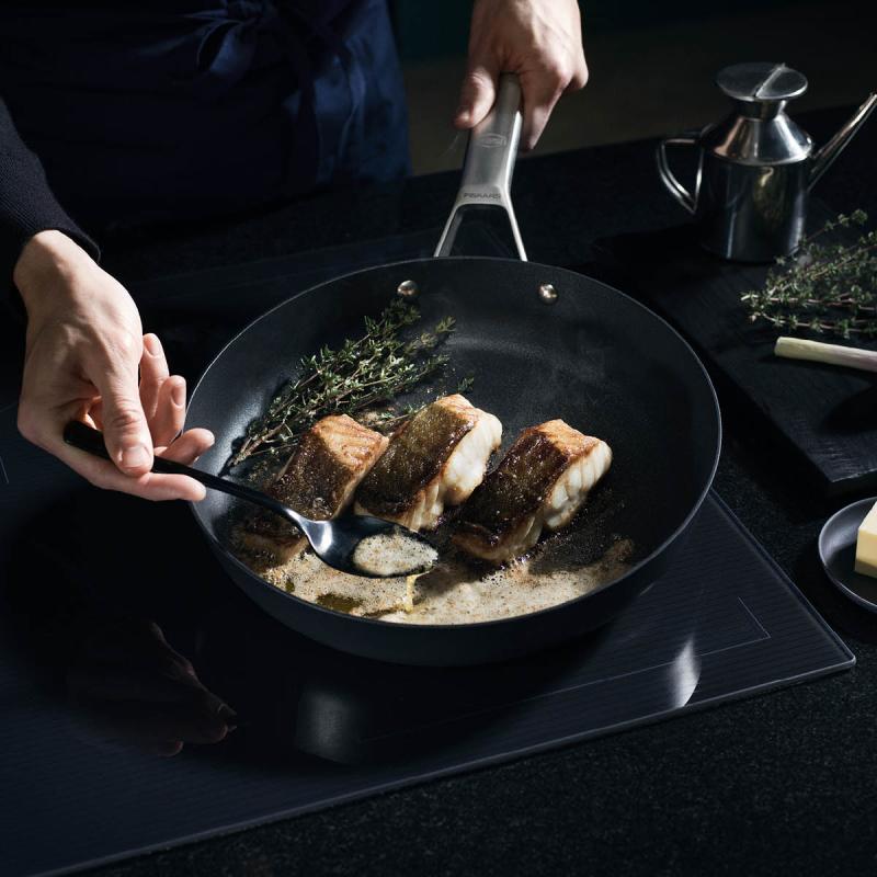 Fiskars Taiten Stekpanna 28 cm Svart