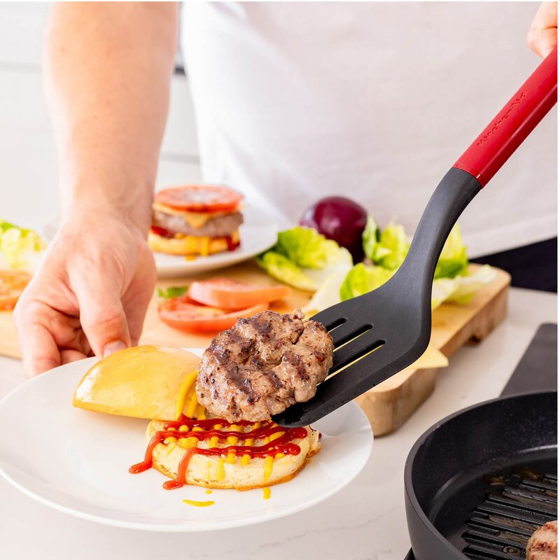 KitchenAid Classic stekspade perforerad 34 cm empire red