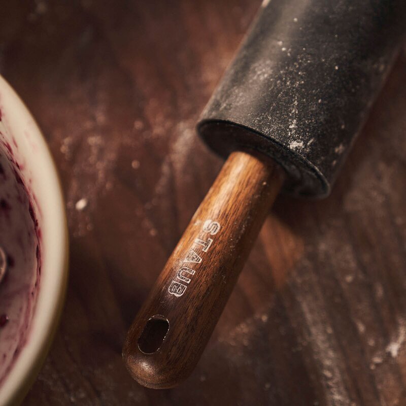 Staub Kavel i silikon 45 cm akaciaträ/svart