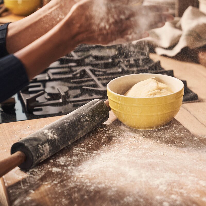 Staub Kavel i silikon 45 cm akaciaträ/svart