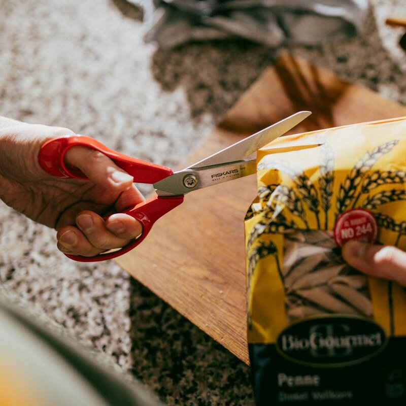 Fiskars Classic universalsax vänster 21 cm röd