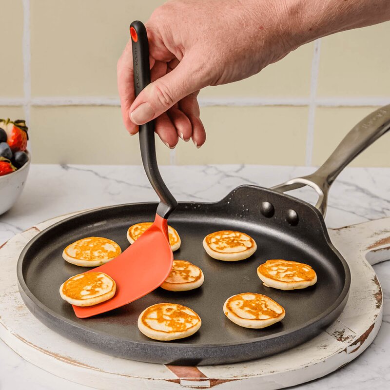 Dreamfarm Stekspade med vinklat skaft flexibel liten 24,6 cm röd