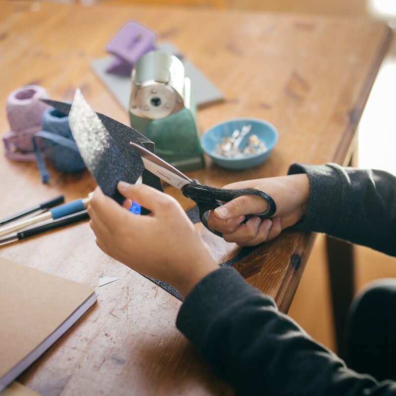 Fiskars Skolsax 12+ år 18 cm glitter svart