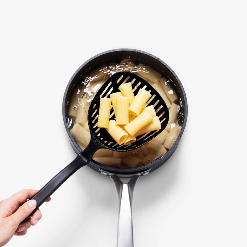 Dreamfarm Hålslev med vinklat skaft 28,8 cm svart