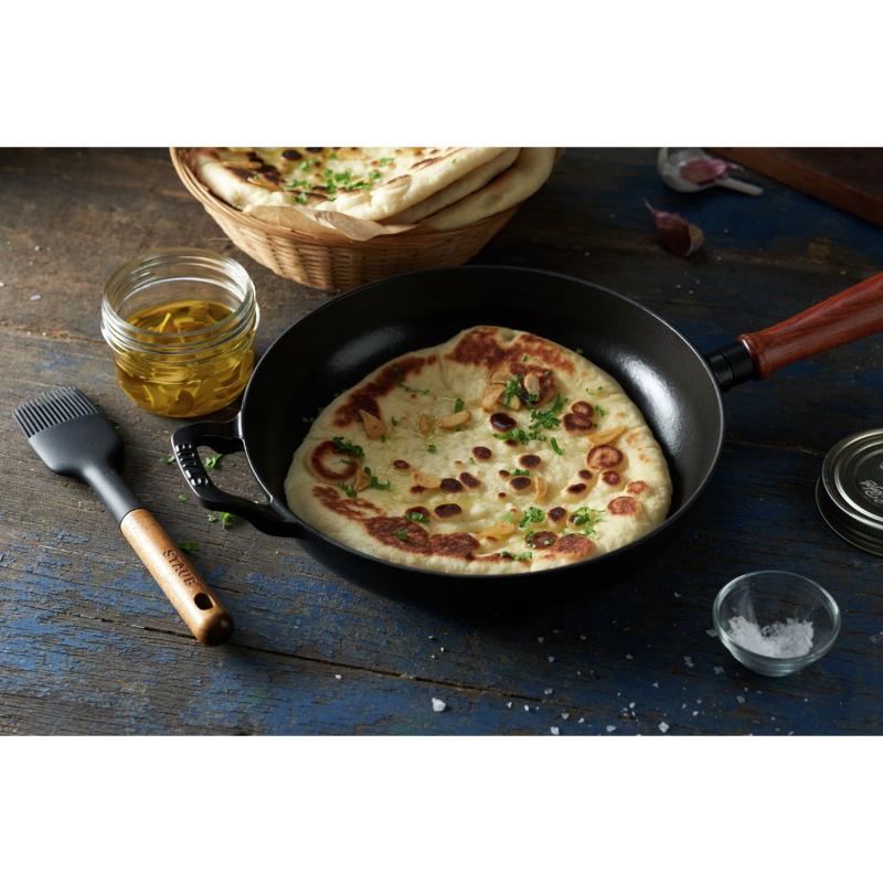 Staub Pensel i silikon 22 cm akaciaträ/svart