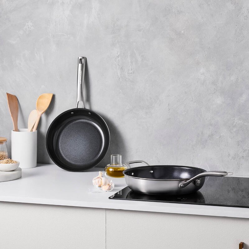 Le Creuset Essential 3-ply stekpanna 2 delar 24+28 cm stål/keramisk