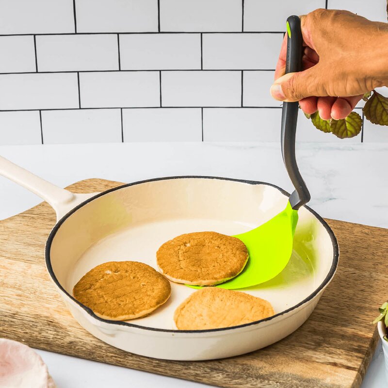 Dreamfarm Stekspade med vinklat skaft flexibel 30,5 cm grön