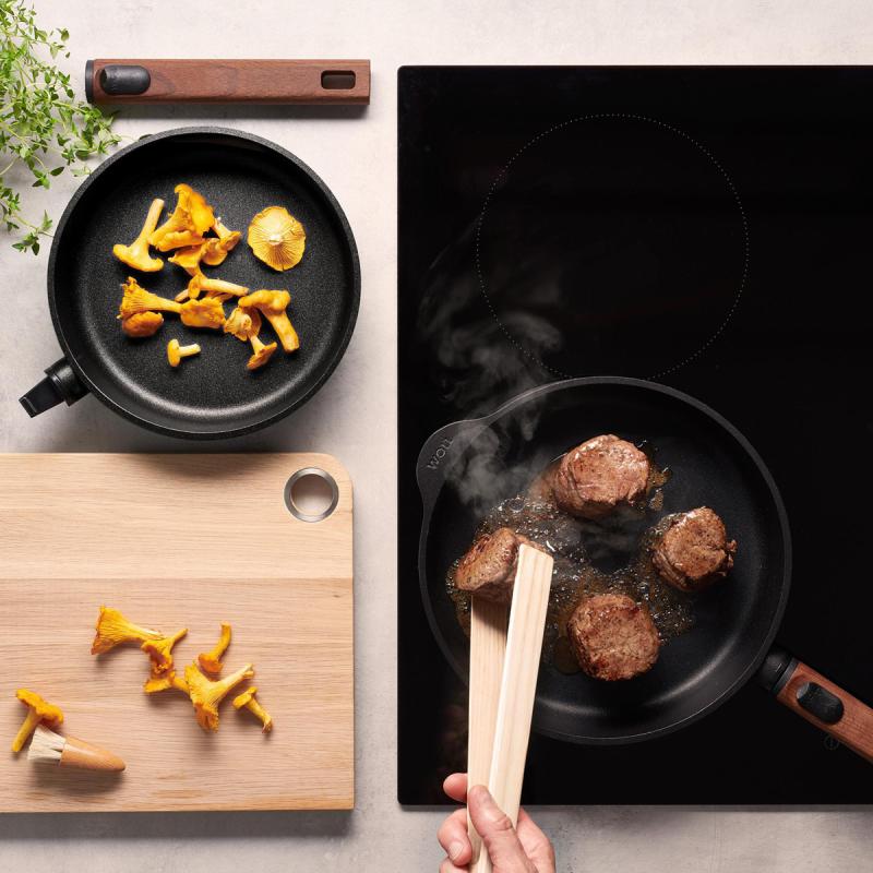 Woll ECO Logic QXR stekpanna 28 cm avtagbart trähandtag