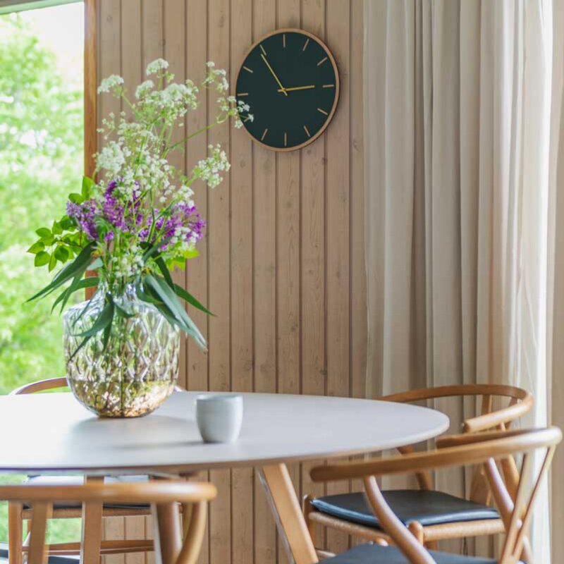 Hemverk Conifer Oak väggklocka 28 cm mörkgrön med guldvisare