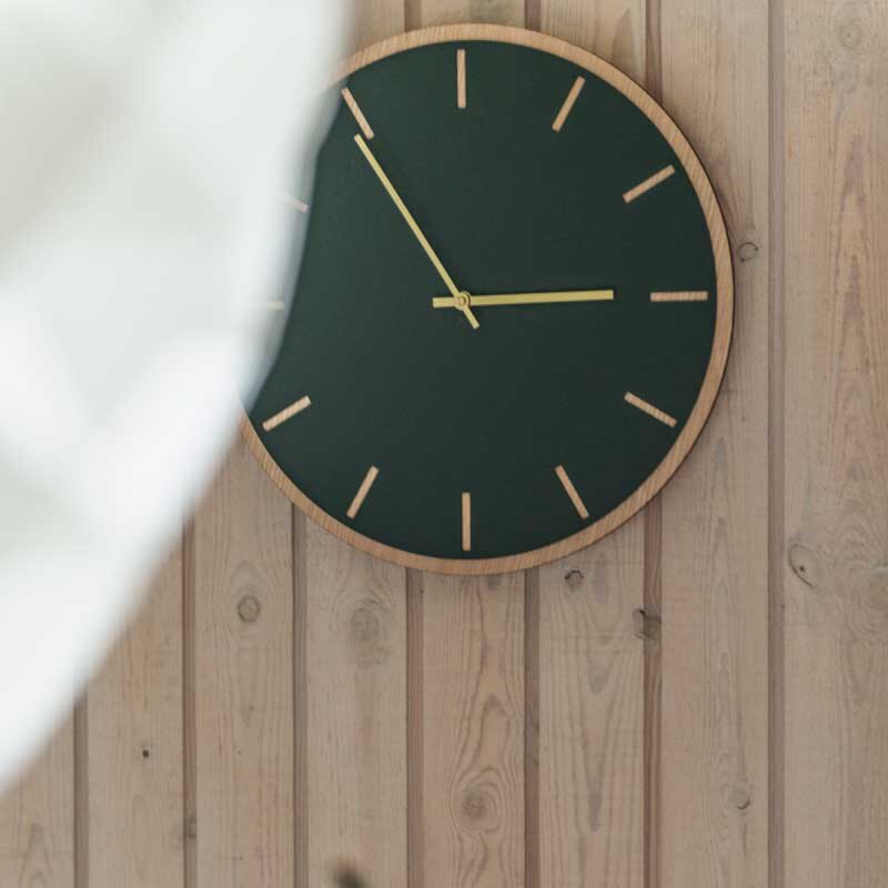 Hemverk Conifer Oak väggklocka 28 cm mörkgrön med guldvisare