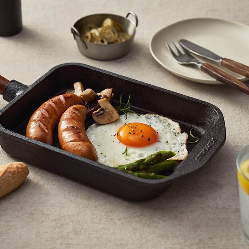 Skeppshult Traditional omelettpanna rektangulär 16x22 cm med trähandtag