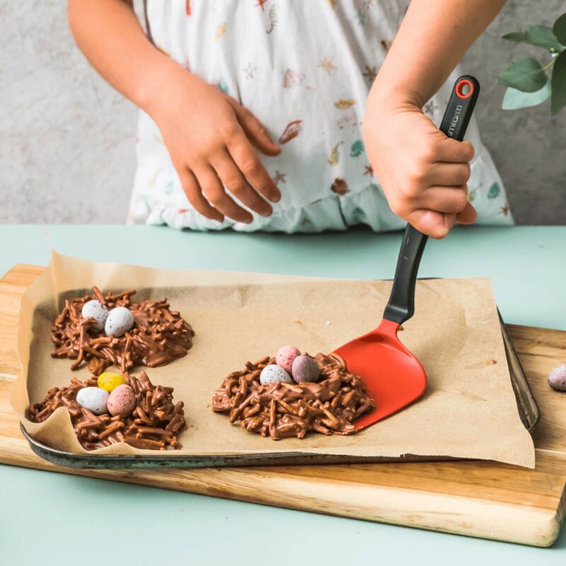 Dreamfarm Stekspade med vinklat skaft flexibel 30,5 cm röd