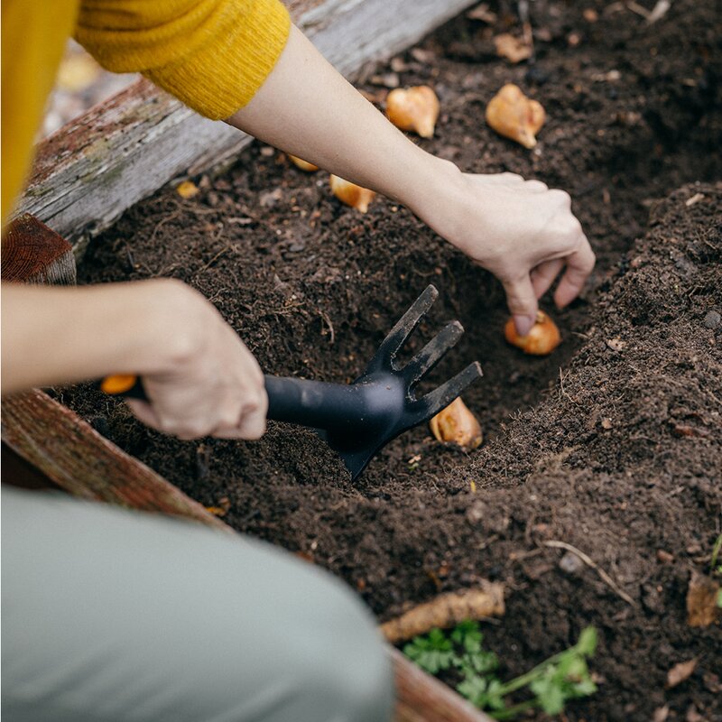 Fiskars Solid™ planteringshacka 28,2 cm svart