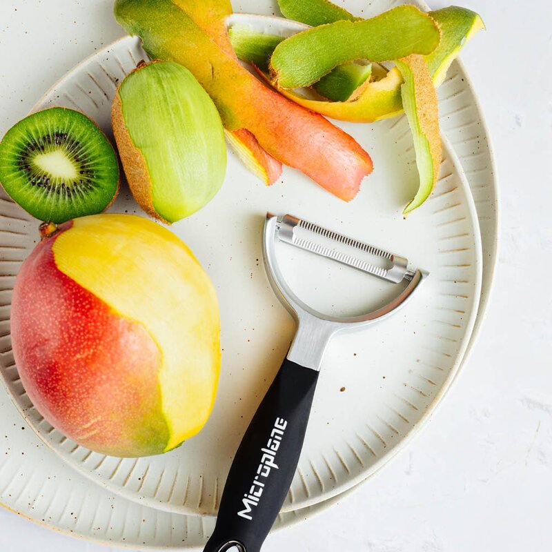 Microplane Professional Y-skalare med tandat blad svart