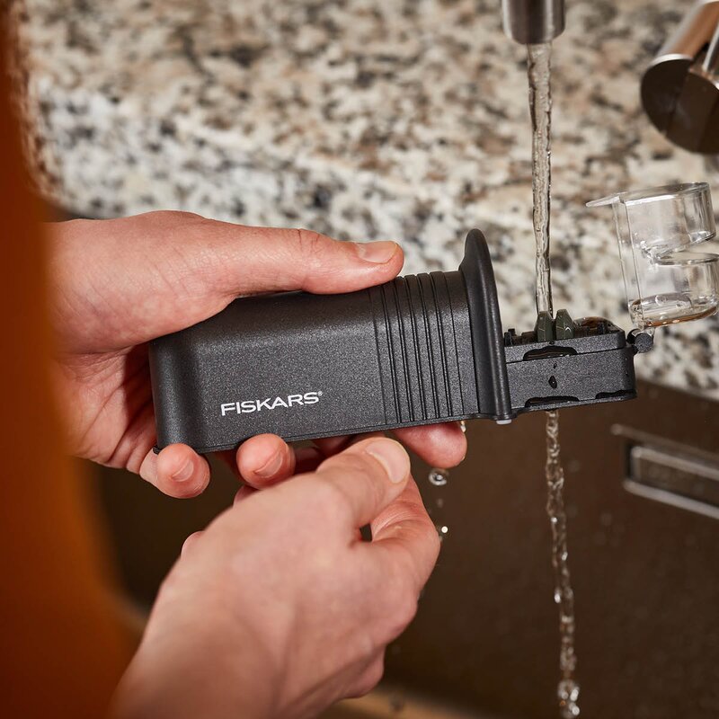 Fiskars Essential Roll-Sharp knivslip Svart