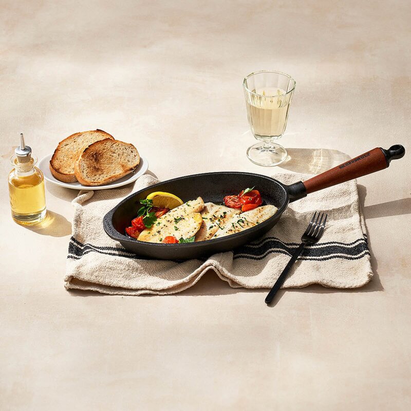 Skeppshult Traditional oval stekpanna 28x17 cm med trähandtag