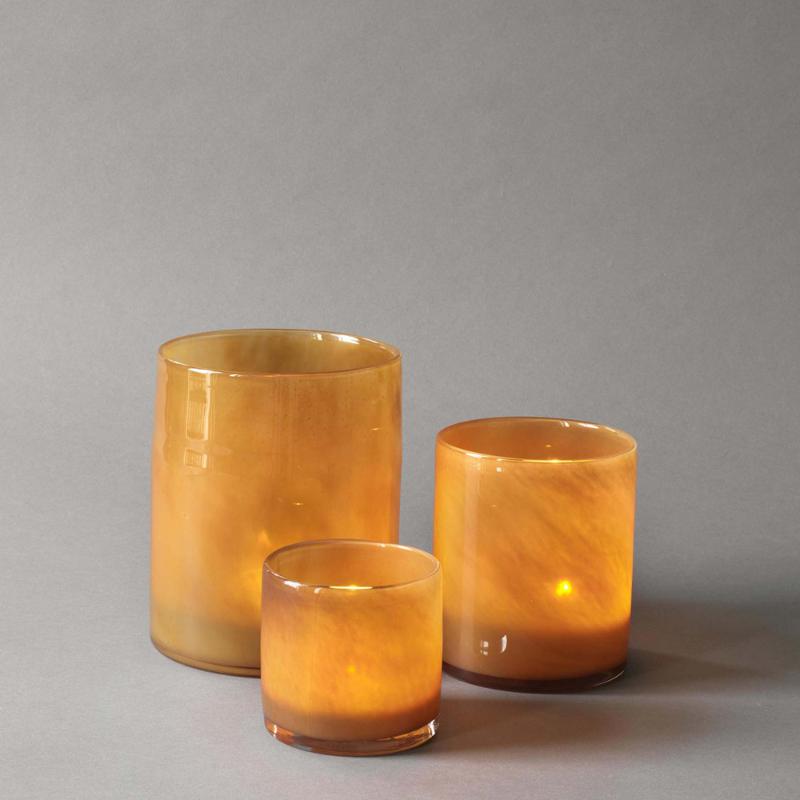 Tell Me More Lyric Ljuslykta 8x8 cm Brown