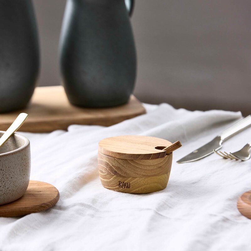 Aida RAW Teak saltkar med lock och sked 4 cm