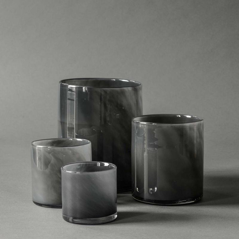 Tell Me More Lyric Ljuslykta 8x8 cm Dark Grey