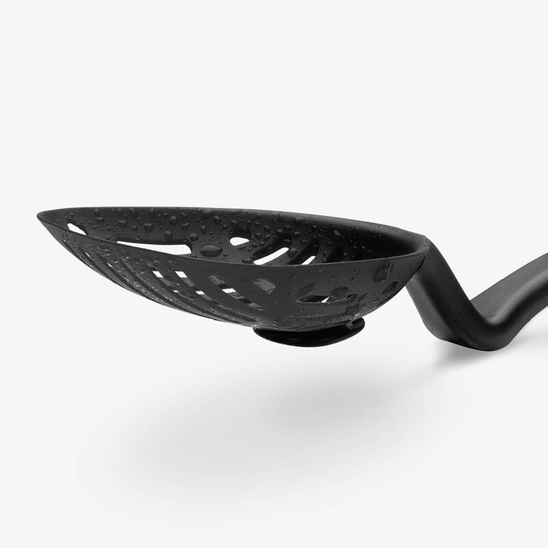 Dreamfarm Hålslev med vinklat skaft 28,8 cm svart