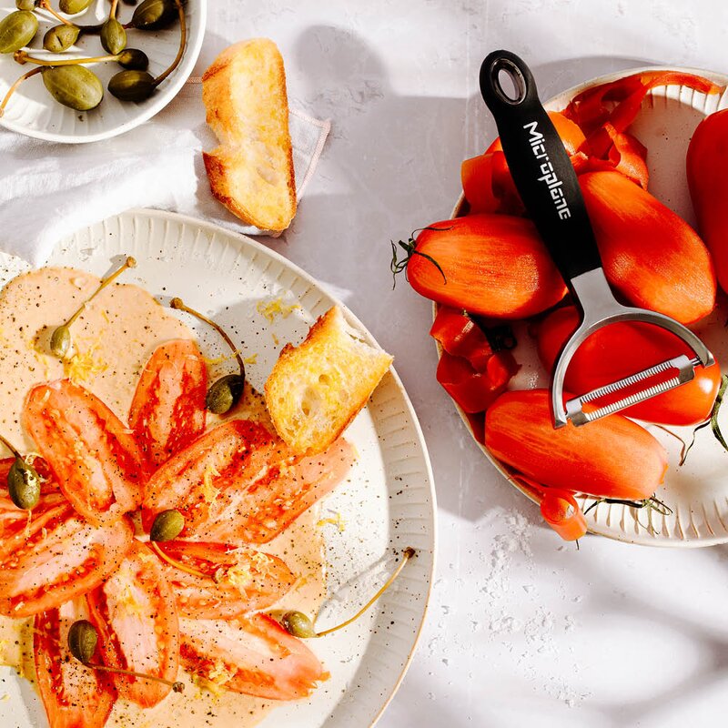 Microplane Professional Y-skalare med tandat blad svart