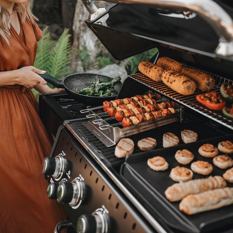Broil King Baron 490 gasolgrill Shadow med rotisserie och sidobrännare