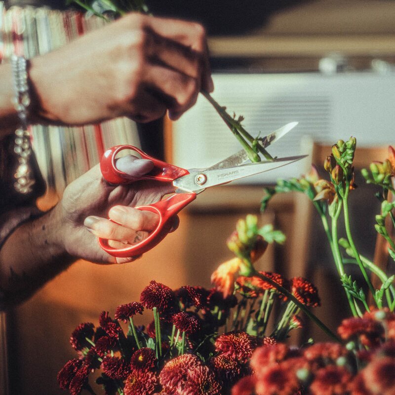 Fiskars Classic universalsax vänster 21 cm röd