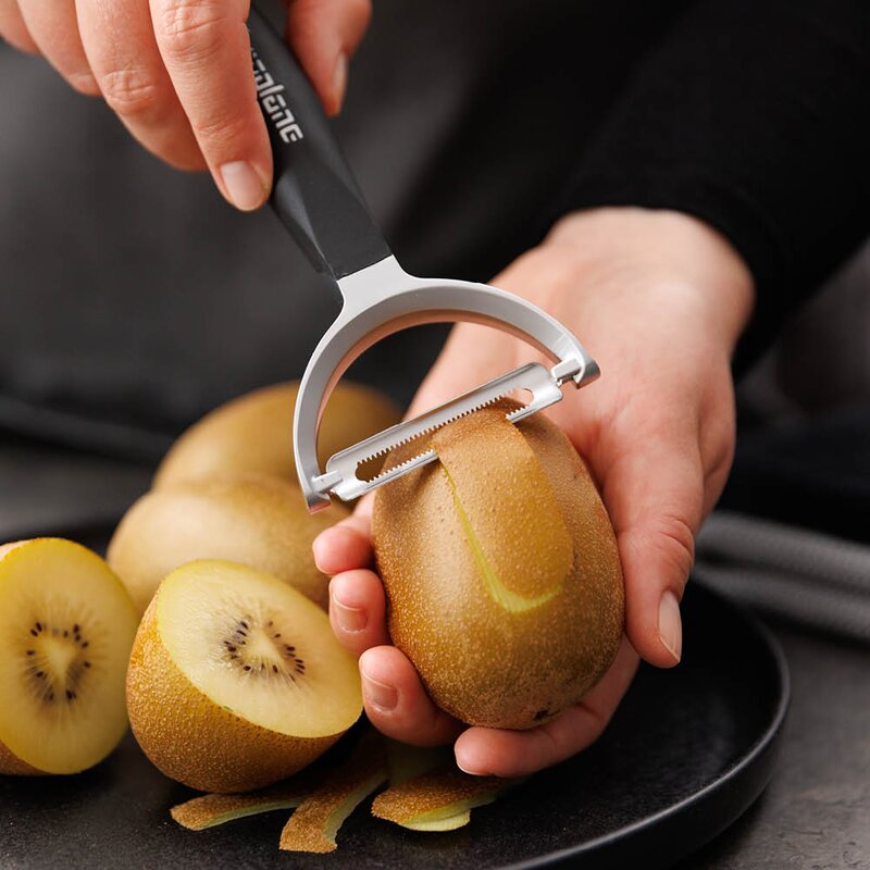 Microplane Professional Y-skalare med tandat blad svart