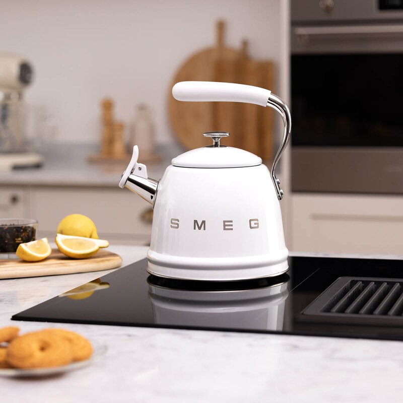 SMEG vattenkittel WKF01 2,3 L vit