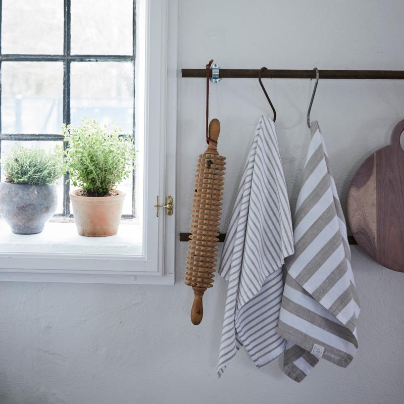 Lene Bjerre Olivia kökshandduk 70x50 cm smala ränder vit/sand