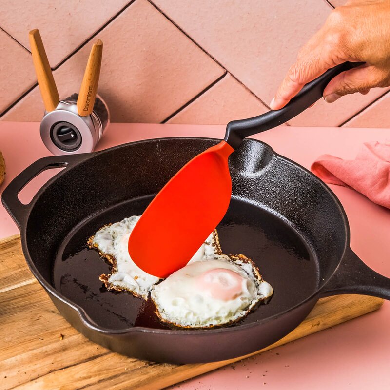 Dreamfarm Stekspade med vinklat skaft flexibel liten 24,6 cm röd