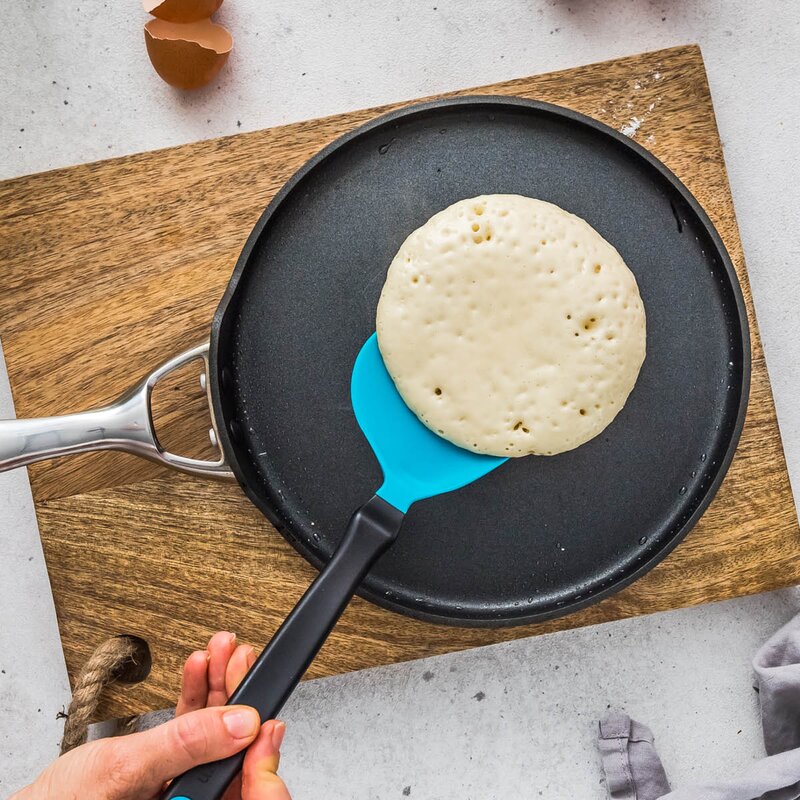 Dreamfarm Stekspade med vinklat skaft flexibel liten 24,6 cm dreamfarm blå