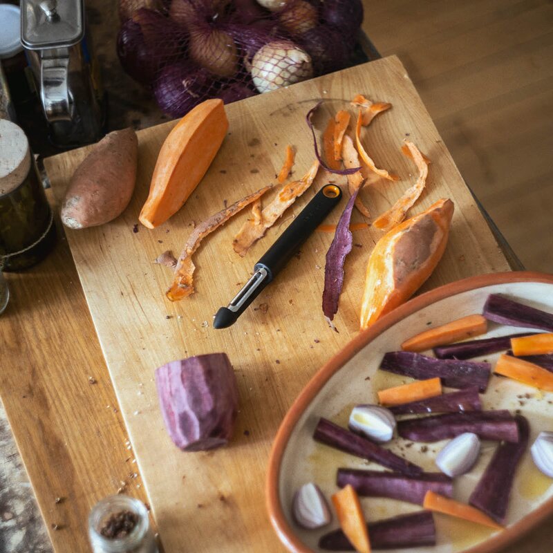 Fiskars Functional Form potatisskalare rörligt blad 25,5 cm svart/stål