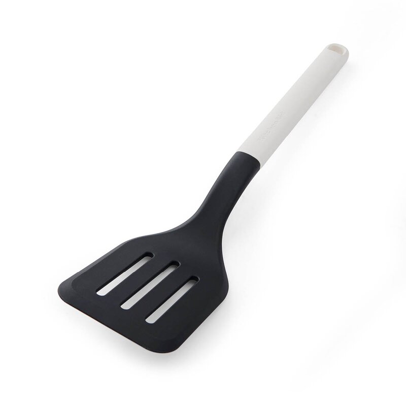 KitchenAid Classic stekspade perforerad 34 cm porcelain white